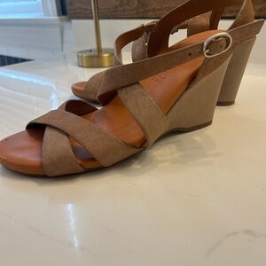 Women's Tan Wedge Sandals Kenneth Cole gentle soles, size 8